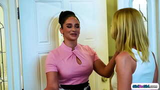 صغيرة الثدي فنانة تتظاهر بأنها كبيرة الثدي ميلف هارب ابنة وتجد نفسها في الحصول لها شعر كس لعق قبل زوجة أبيها