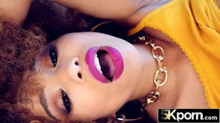 Velký Zadek Černé Kotě Skáče na Penis