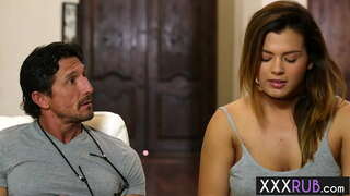 ���ារកីប្រផេះរីករាយជញ្ជក់មុនពេលស្សនៈប្ដូ pussy