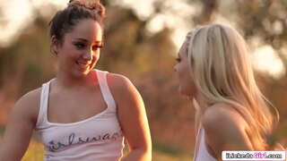 ���្ដ្រីដែលស្រច្ឆេទត្រង់ស្មើបន្ទាប់មកអាថ៍កំបាំងនិង licks pussy របស់នាង