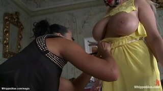 Brune peu dominatrice Sandra Romain fouets énormes seins grande blonde tchèque lesbienne esclave Angel Wicky puis anal baise dans le bondage avec sangle sur la bite