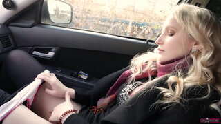 Studentu meitene kliedz skaļi, kā viņa cums pēc tam, kad masturbē, viņas maksts.