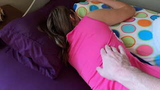 Tata ta ilustra riba e dia ku nan piedranan di bola