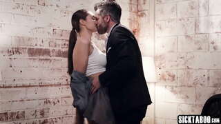 MILF Sexy Bella Rolland a baisé si dur et profond et qu&#039;elle aimait tant