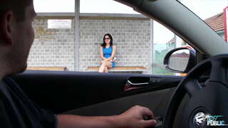 ˍ�러운 친구를 따기 외로운 베이에서 버스 정류장,그녀를 보여주는 얼마나 멋진 공체 자연에서