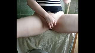 Tfajla bil-ħmar jottjeni l-orga fuq il-magna tal-ħasil u Vibratur