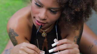 Задница прекрасной девушки прыгала на молодом парне