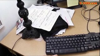 Dude veic darījumus ar karstu biznesa sieviete, jo viņai ir nauda