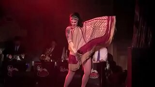 Dannie ბენზინზე aka Danielle Colby ასრულებს Bustout Burlesque New Orleans