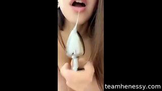 Sexy babe posa de vidre endoll al cul i juga amb la joguina a la mateixa hora