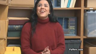 Curvy Latina voleur cassé et baisée par horny garde