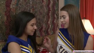 Tin-edyer cheersquad mga miyembro sa pag-eksperimento sa licking sa matag uban nga pussy Tin-edyer cheersquad mga miyembro sa pag-eksperimento sa licking sa matag uban nga pussy