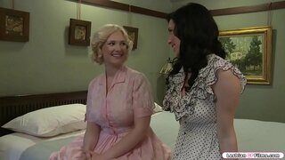 Busty blondīne vizītes viņas brunete draugs, un viņi sāk runāt par izmēru savas krūtis.Pēc tam,viņi sasparojies un viņi sāk noskūpstīja viens otru.Nākamais ir viņas draugs, sūkā viņas tits un laiza viņas maksts.Pretī viņa dara to pašu ar savu draugu.